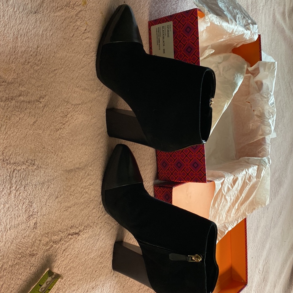 Tory Burch NWT have original box size 7.5 Beautiful shoes